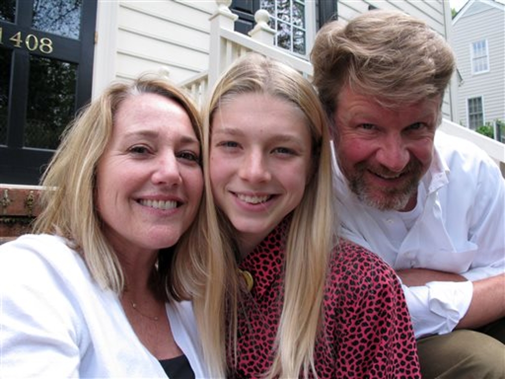 HunterSchaferLove_PosingWithHerParentsInNorthCarolina_001.jpg